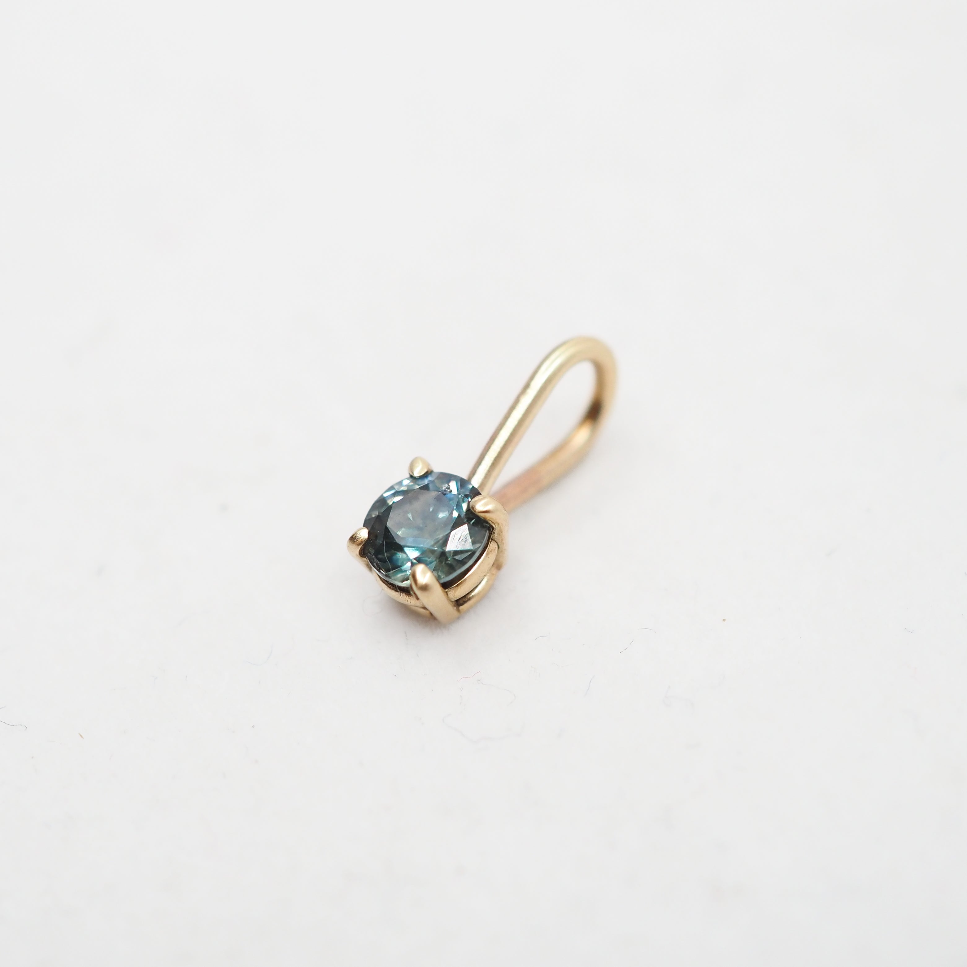 10k Gold Round Pendant - Montana Sapphire