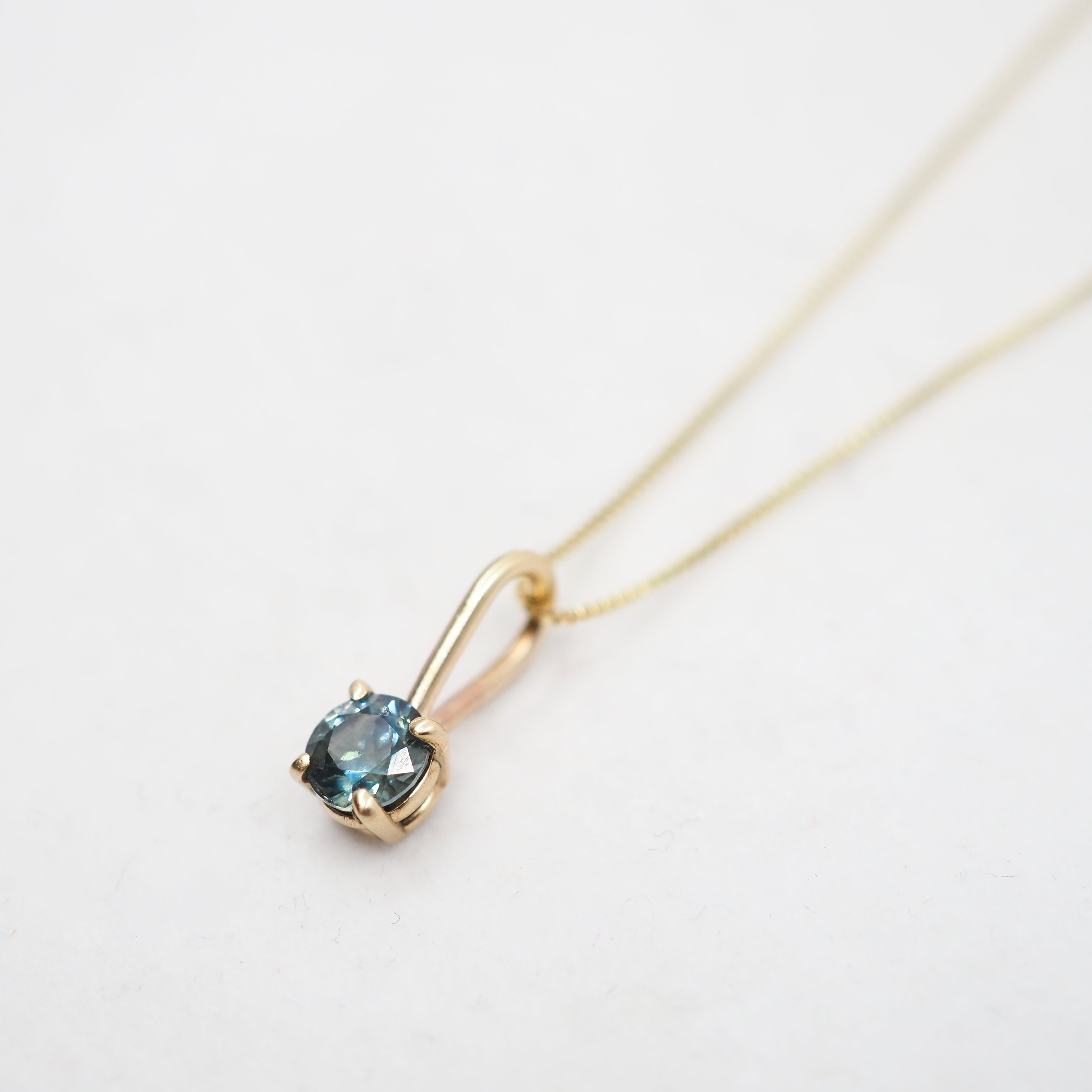 10k Gold Round Pendant - Montana Sapphire
