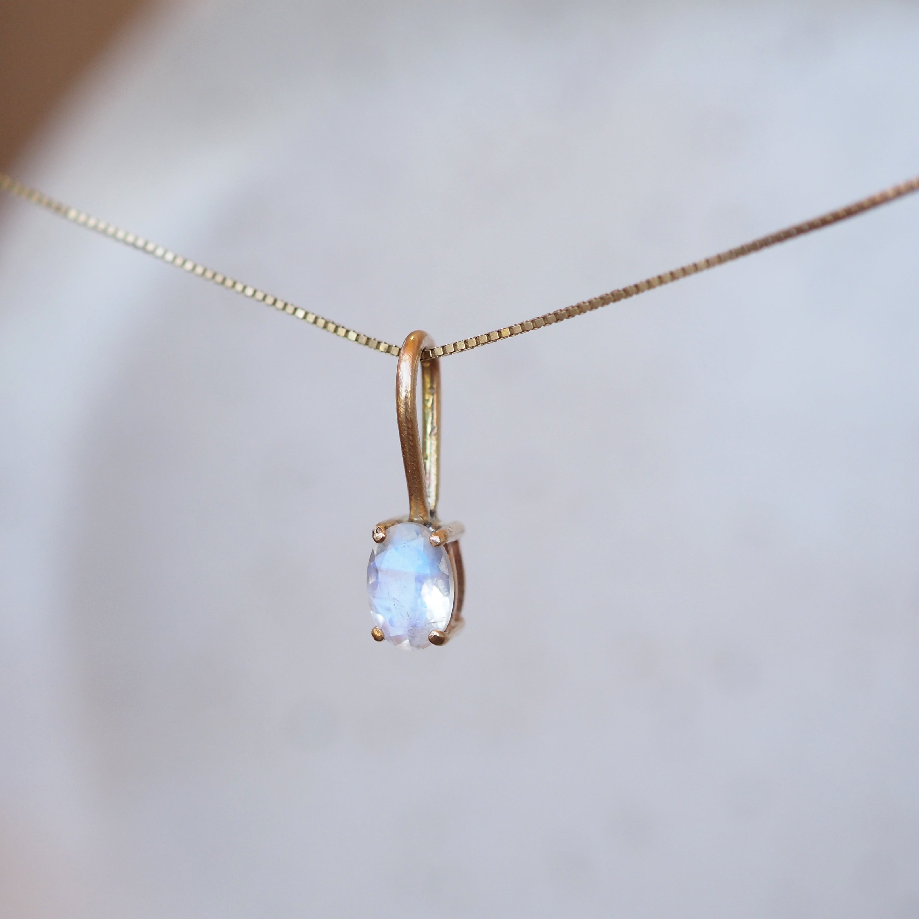 Sunlight Oval Gemstone Necklace - Moonstone - 10k Gold